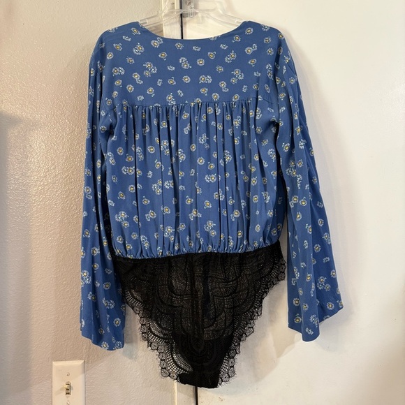 FREE People Forties Feels Bodysuit Blue Daisy Floral Bell Sleeve Black Lace L - Picture 10 of 12